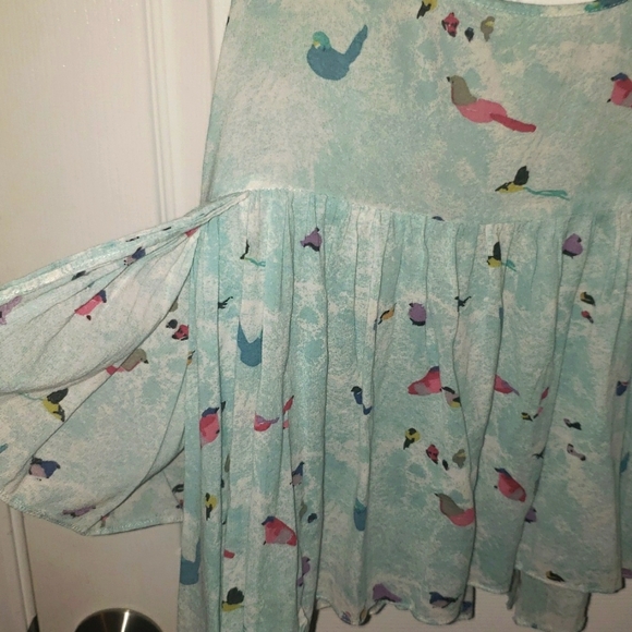 Free People whimsical top.  Size M  Beautiful top amd material.  A MUST HAVE. - Picture 5 of 6